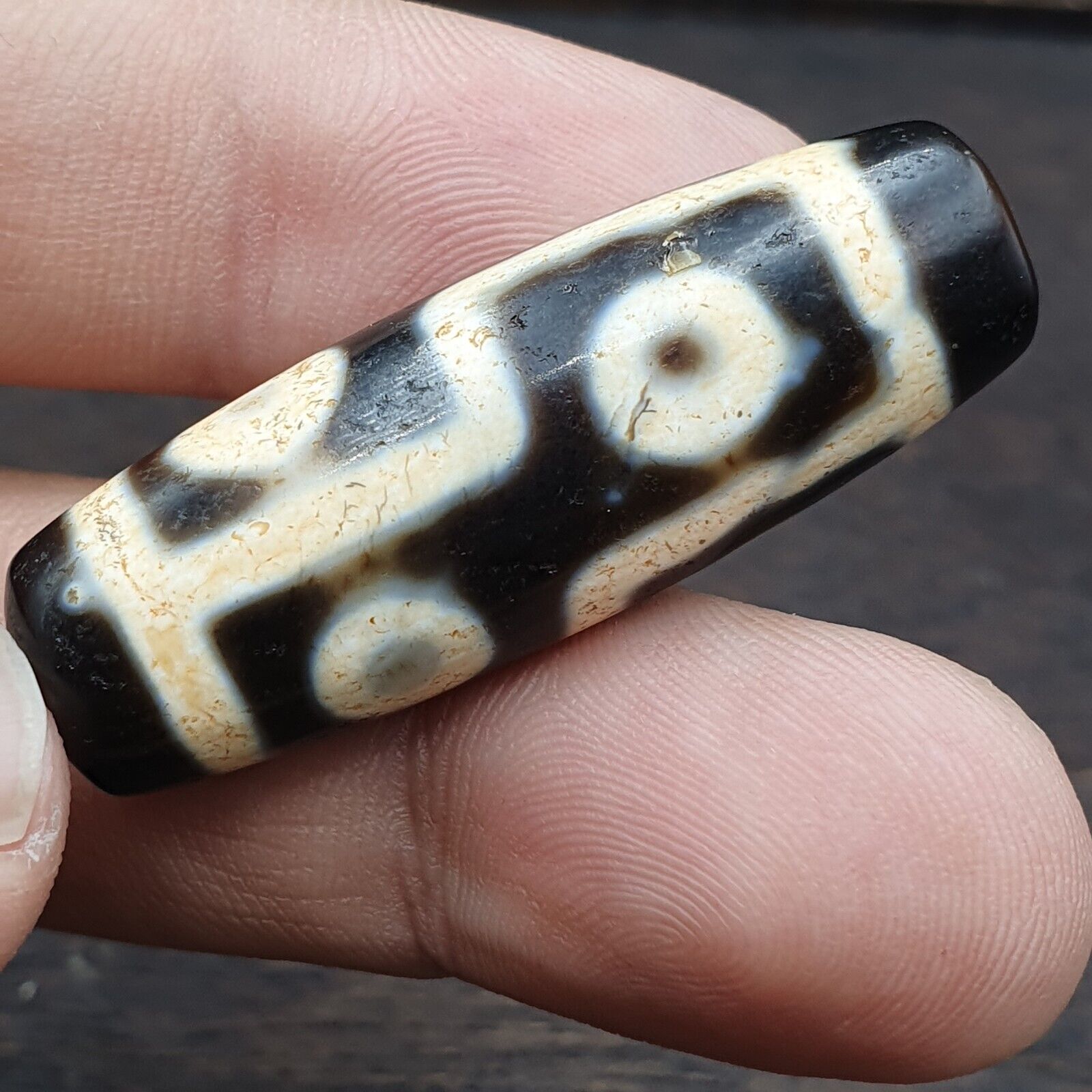 Rare Tibetan Dzi Bead: Ancient Agate Amulet with 6 Eyes – A Treasured Antique from Tibet