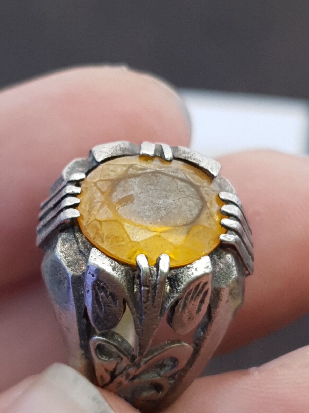 Antiker nahöstlicher alter riesiger Ring mit altem gelben Steinring