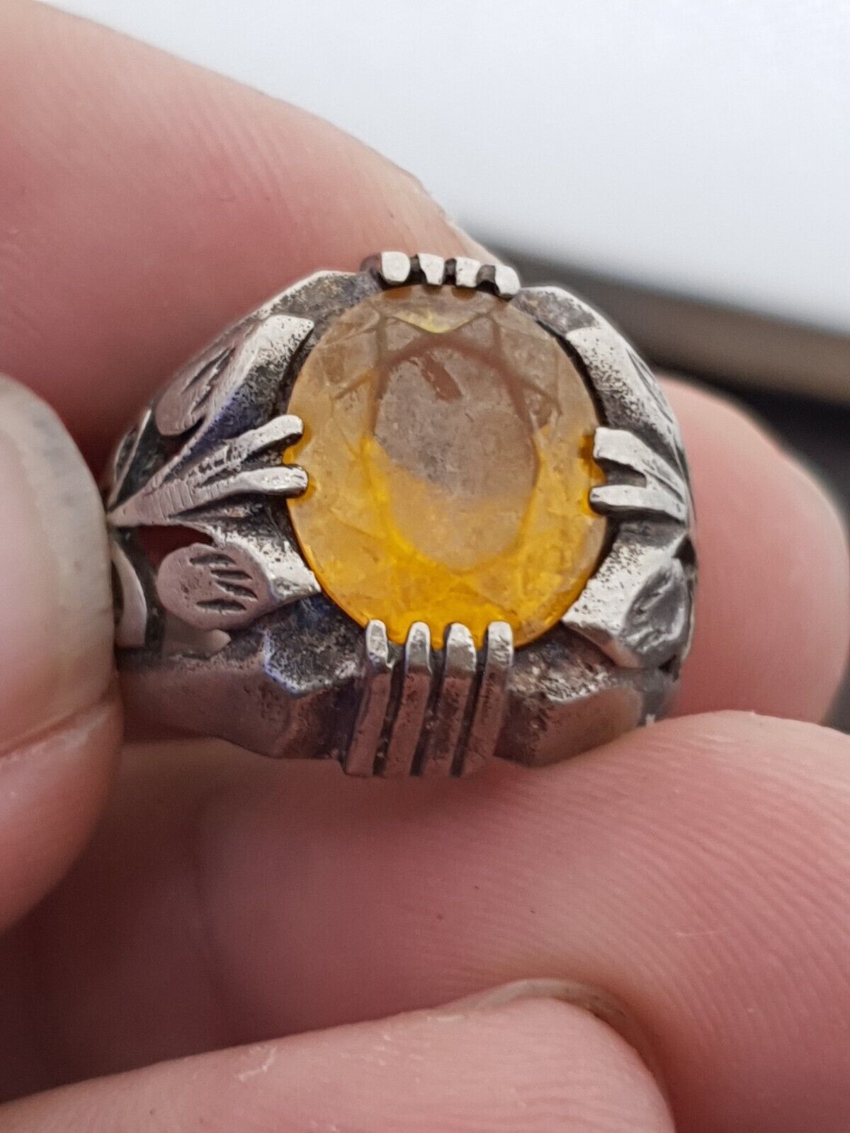 Antiker nahöstlicher alter riesiger Ring mit altem gelben Steinring