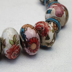 Handbemalte Vintage-Keramik- und Glasperlen. Wunderschöne Perlenkette