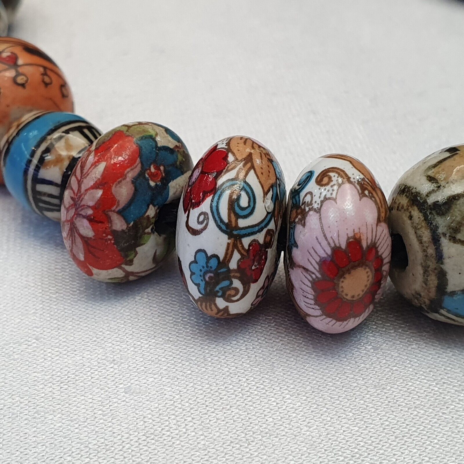 Handbemalte Vintage-Keramik- und Glasperlen. Wunderschöne Perlenkette