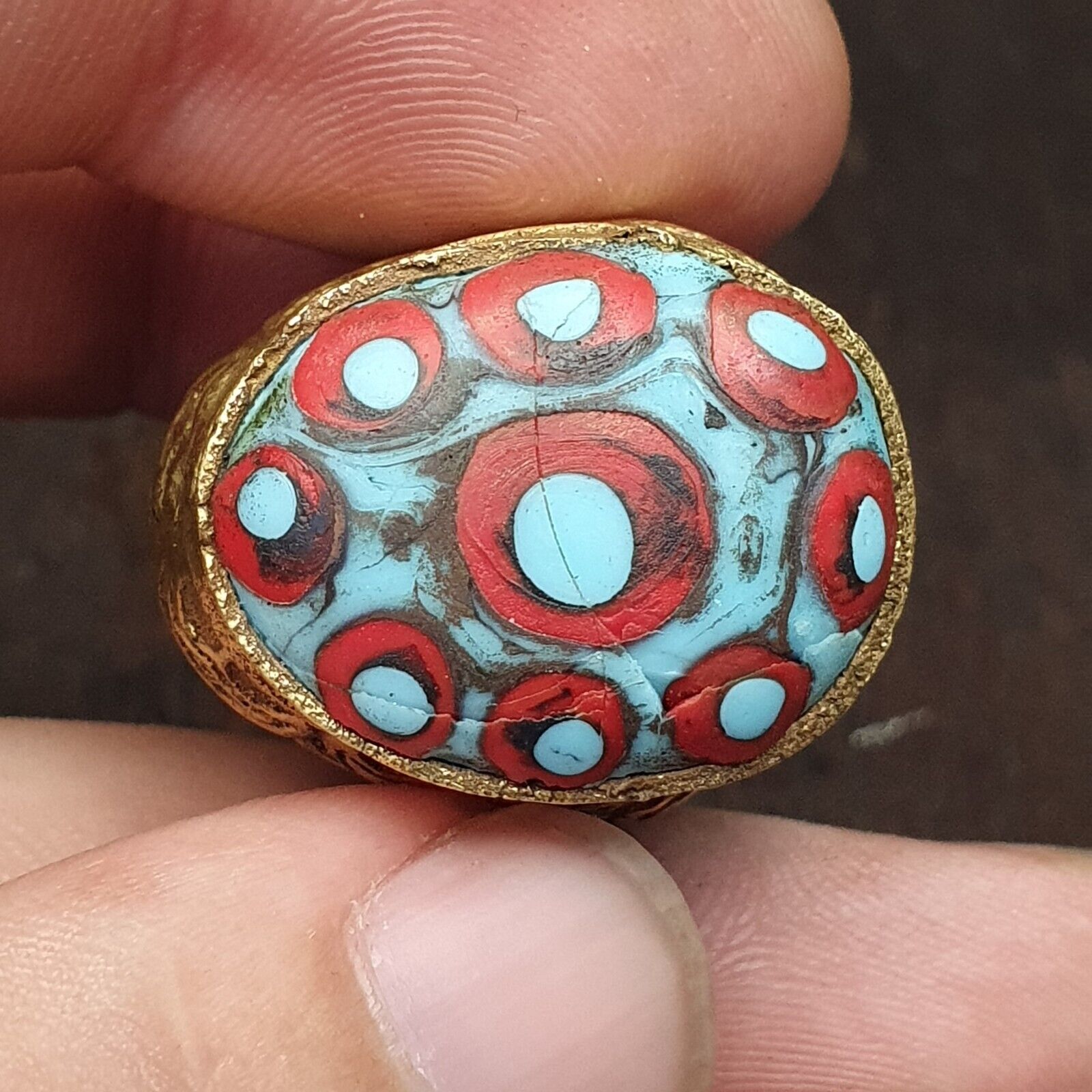 Antiker Vintage-Ring aus altem Glas mit schönen Augen aus Messing