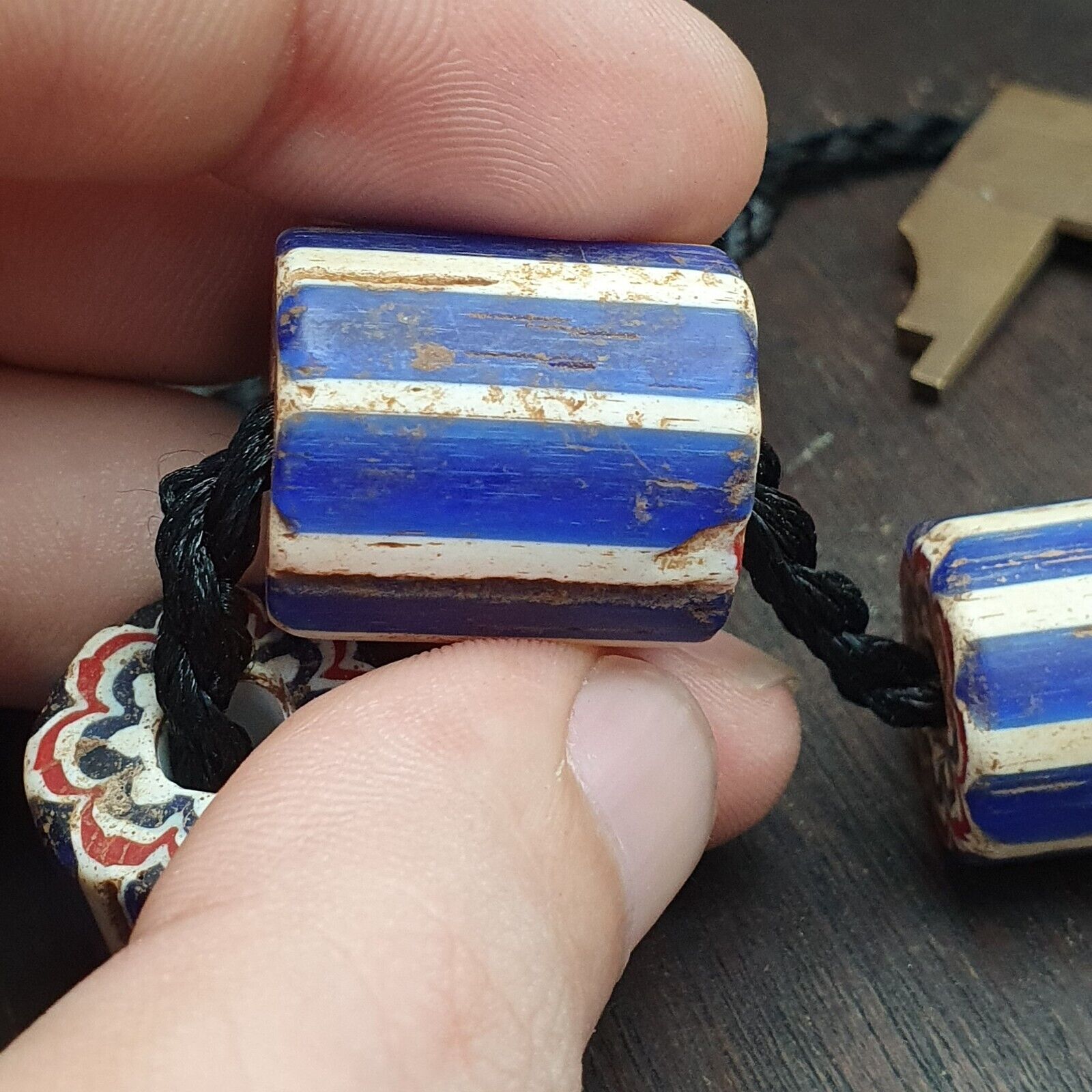 3 Perlen, antike venezianische Handelsperlen, afrikanisches blaues Glas, Chevron-Perlen, große Lochperlen