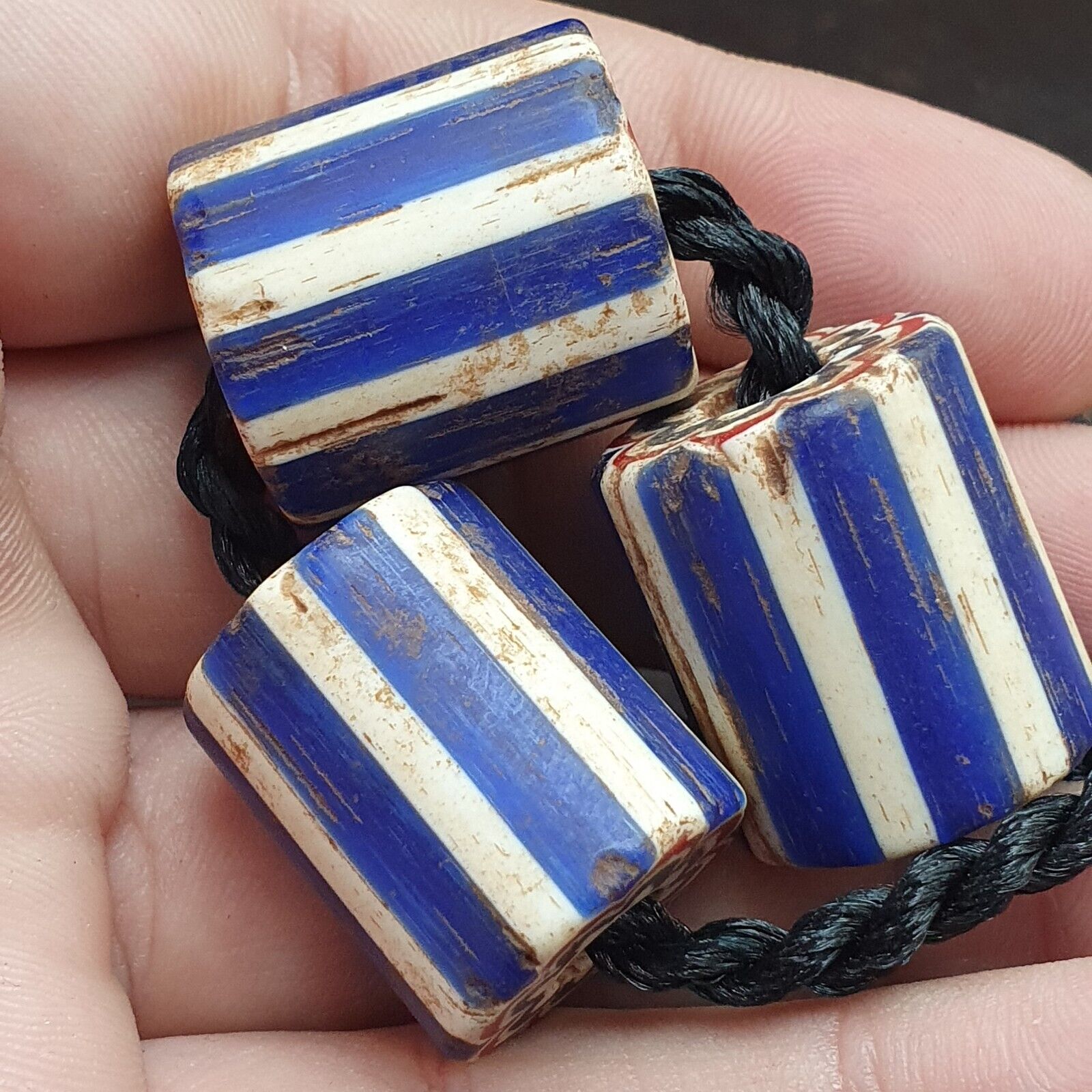 3 Perlen, antike venezianische Handelsperlen, afrikanisches blaues Glas, Chevron-Perlen, große Lochperlen