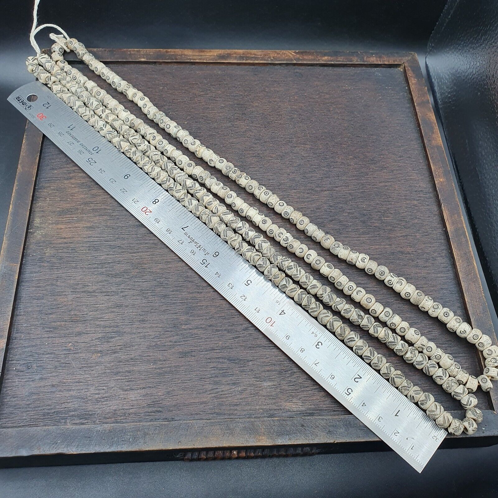 2 alte tibetische chinesische geschnitzte Halskette mit Stammes-verzierten Perlensträngen